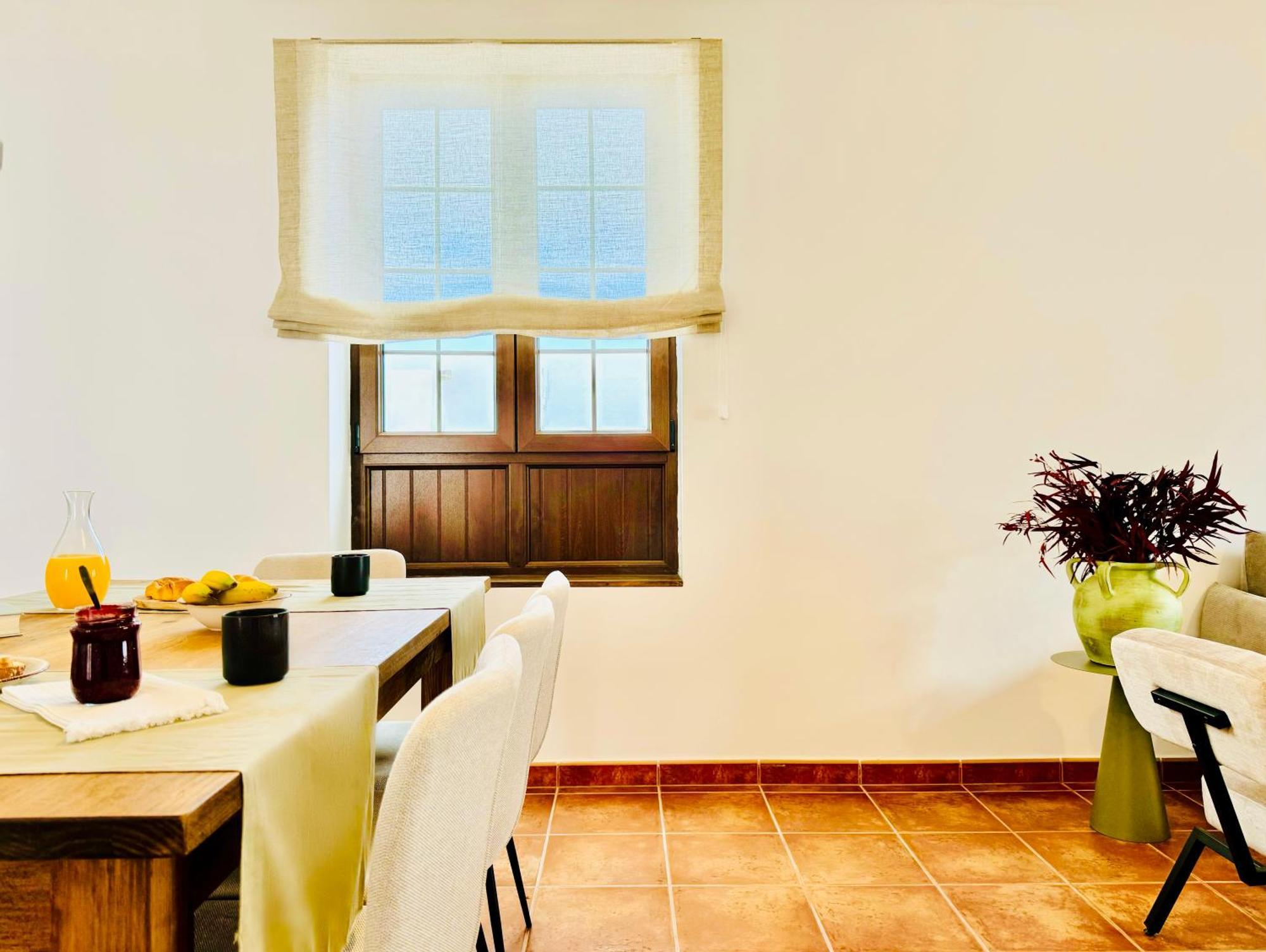 Canaryislandshost I White Villa Teguise (Lanzarote)