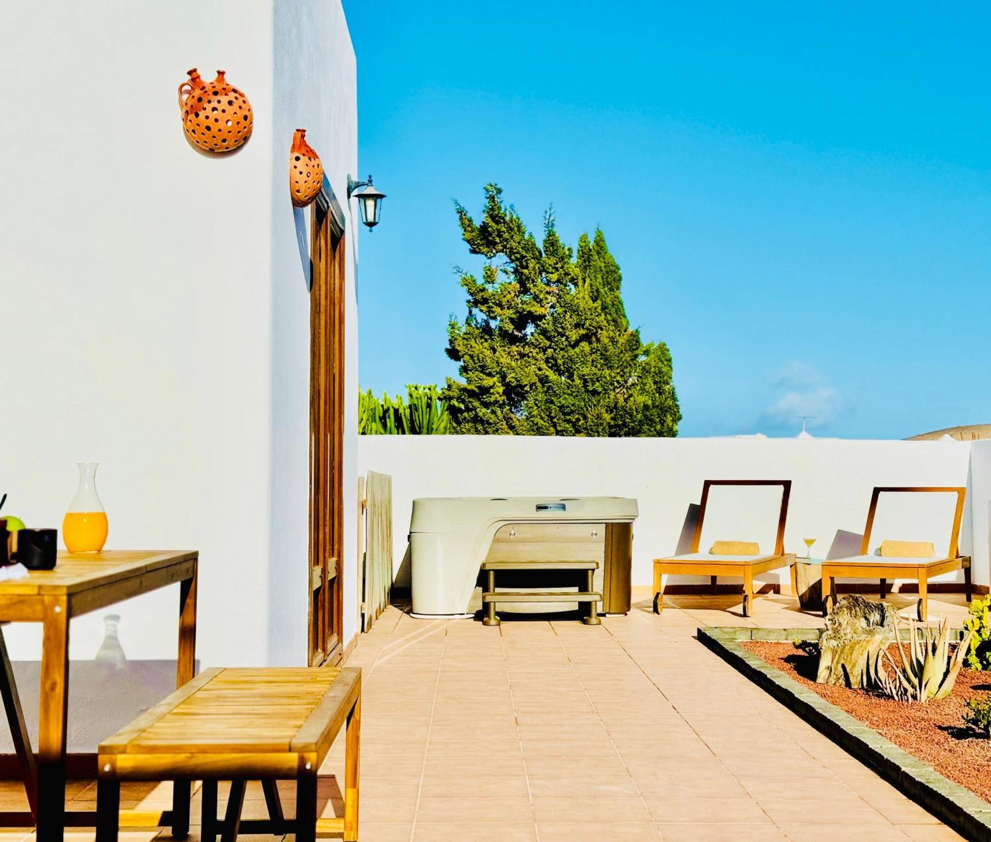Canaryislandshost I White Willa